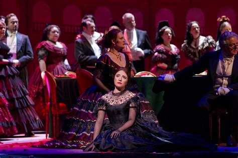  La Traviata Un trionfo lirico di melodie appassionate e drammatiche fughe